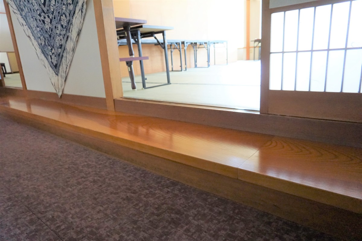 お食事処への段差