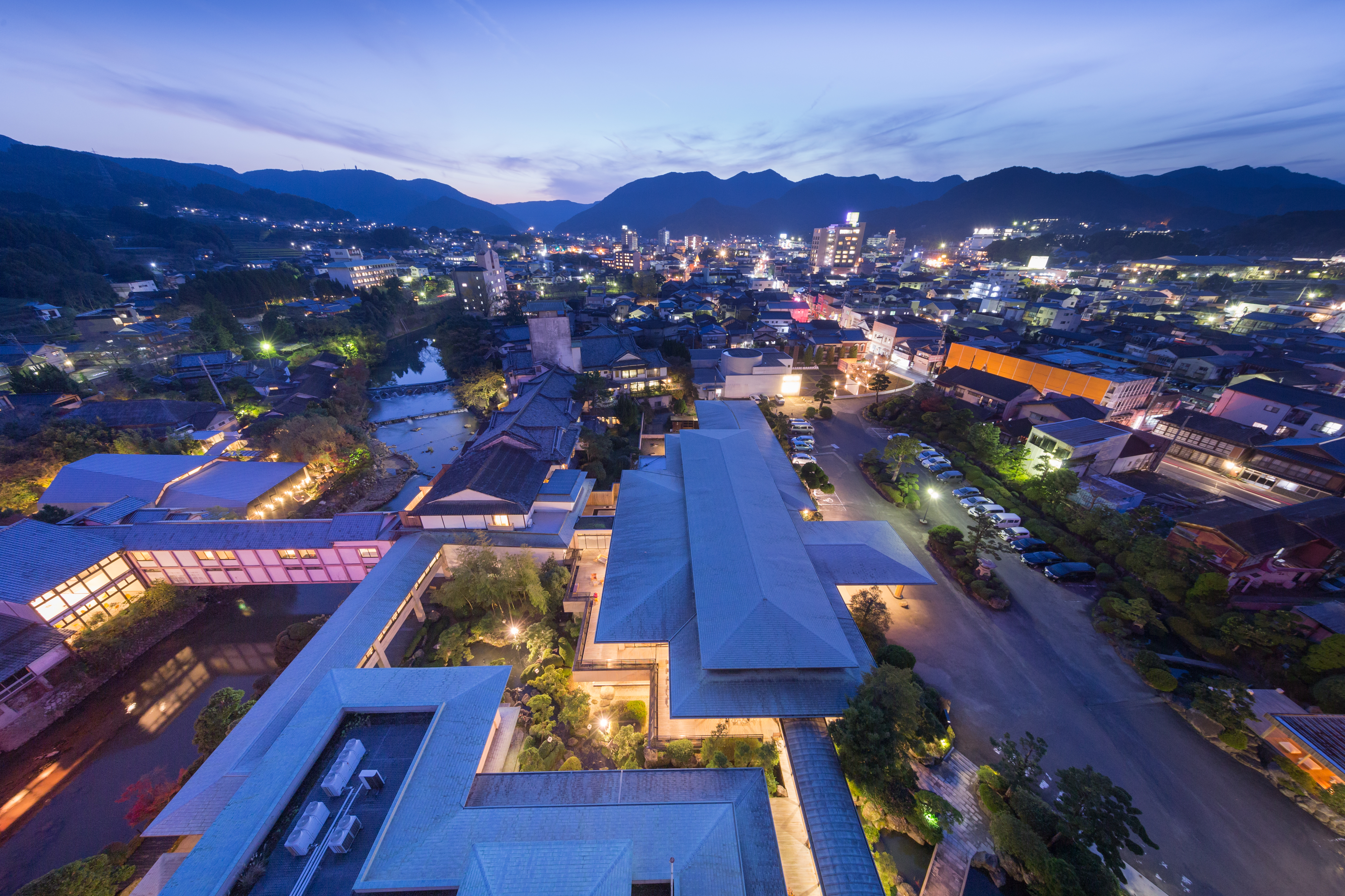 タワー棟、温泉郷、花鳥苑、みやび館、水明荘と宿泊エリアが分かれています。