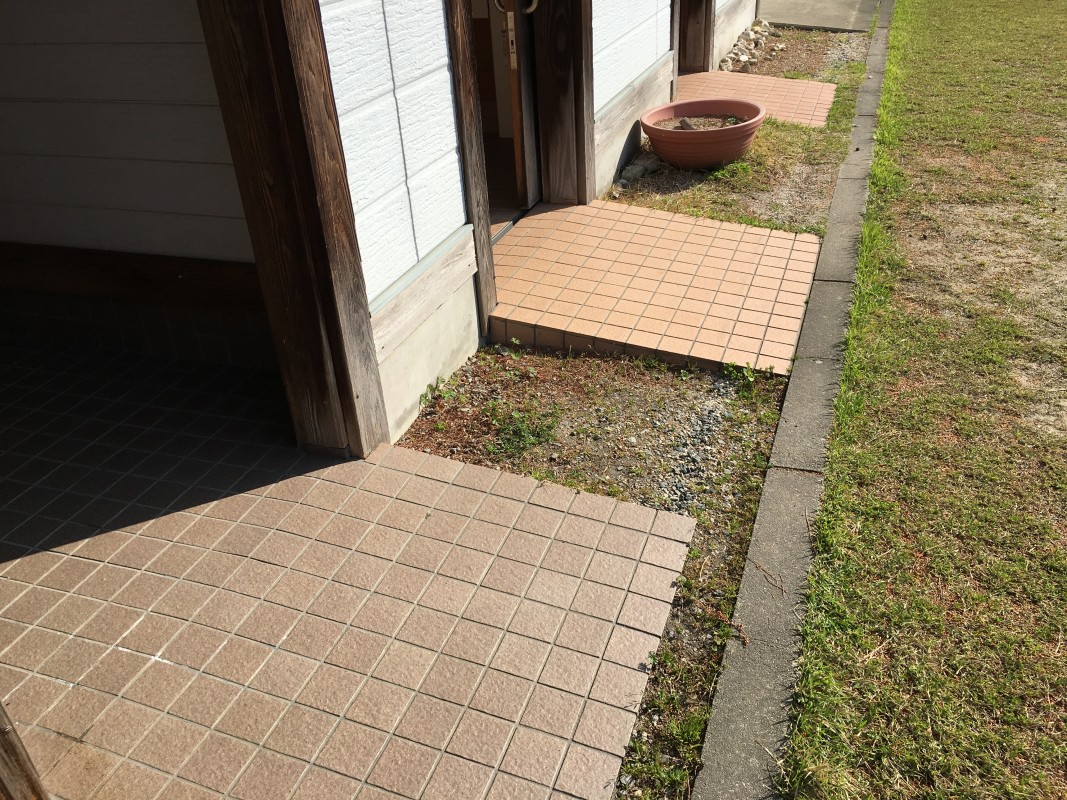 トイレ入り口スロープ