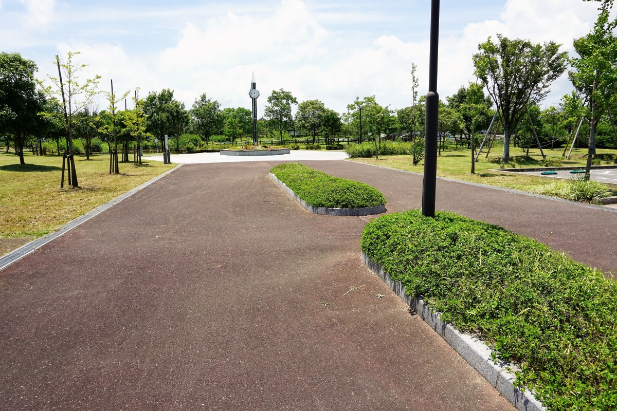 入り口から公園内へ