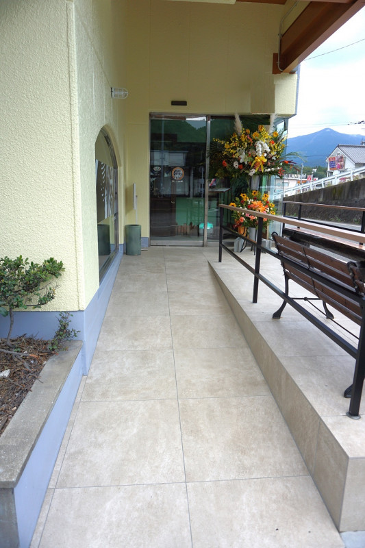 出入り口にスロープ