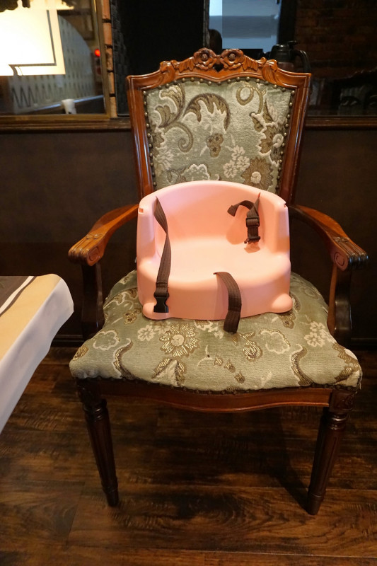 椅子に取り付けるタイプのお子様椅子です