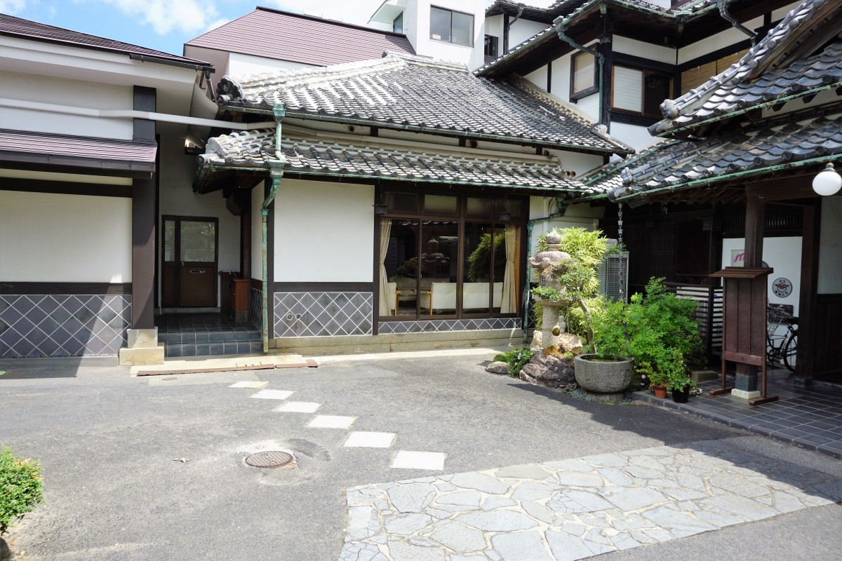 中玄関(スロープ対応にて車椅子で入館可能)