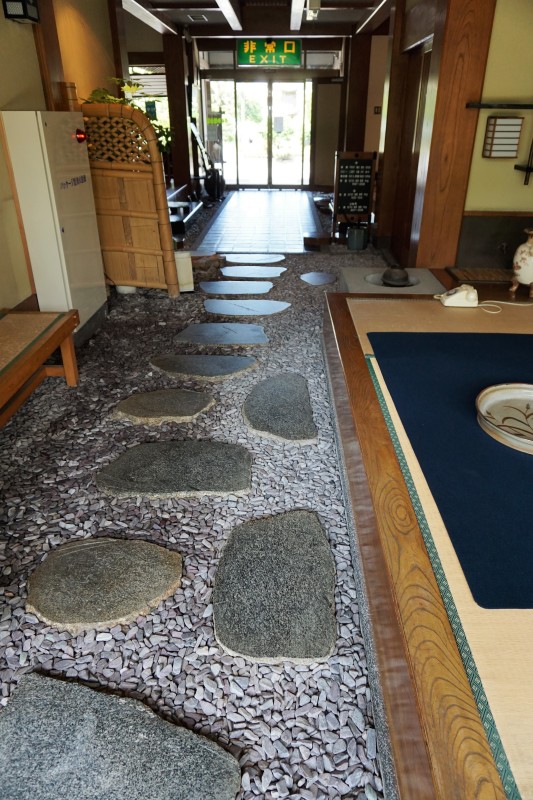 玄関内(砂利道)