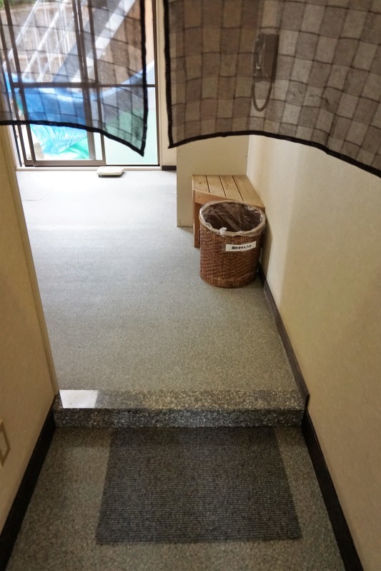 大浴場入り口(段差あり)