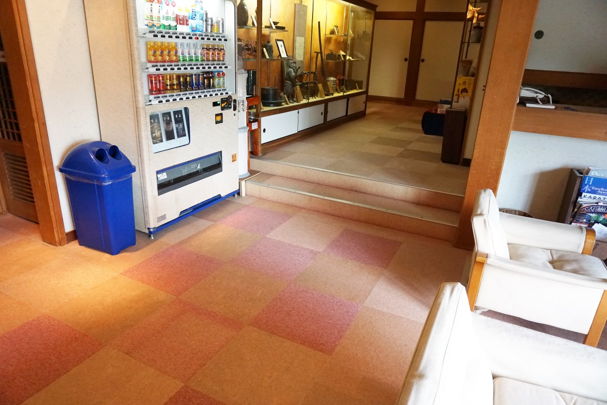 休憩スペースへの段差(スロープ対応可能)