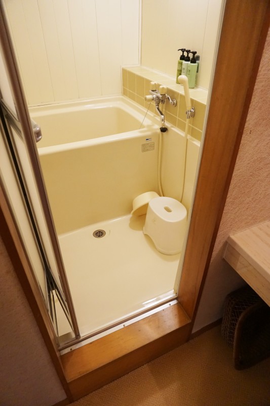 客室風呂(段差あり)