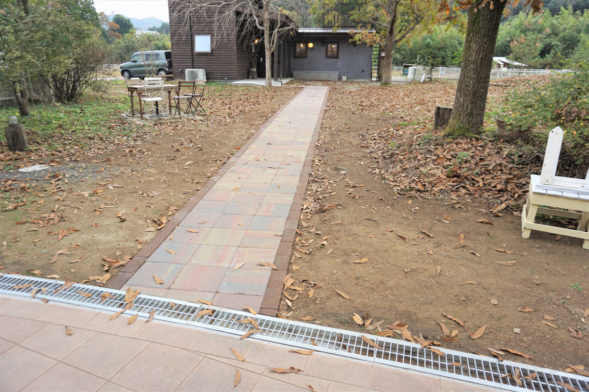 店内からテラスを通り、敷地内にある雑貨店へ