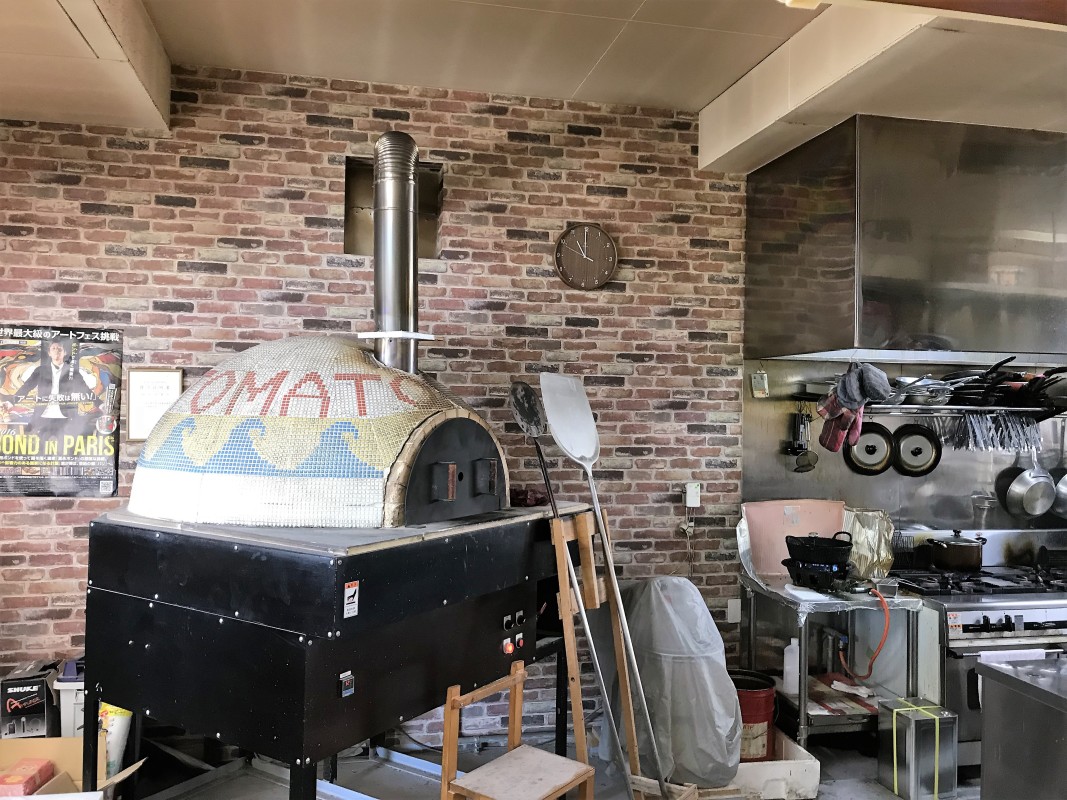 釜で焼く焼きたてのピザは絶品