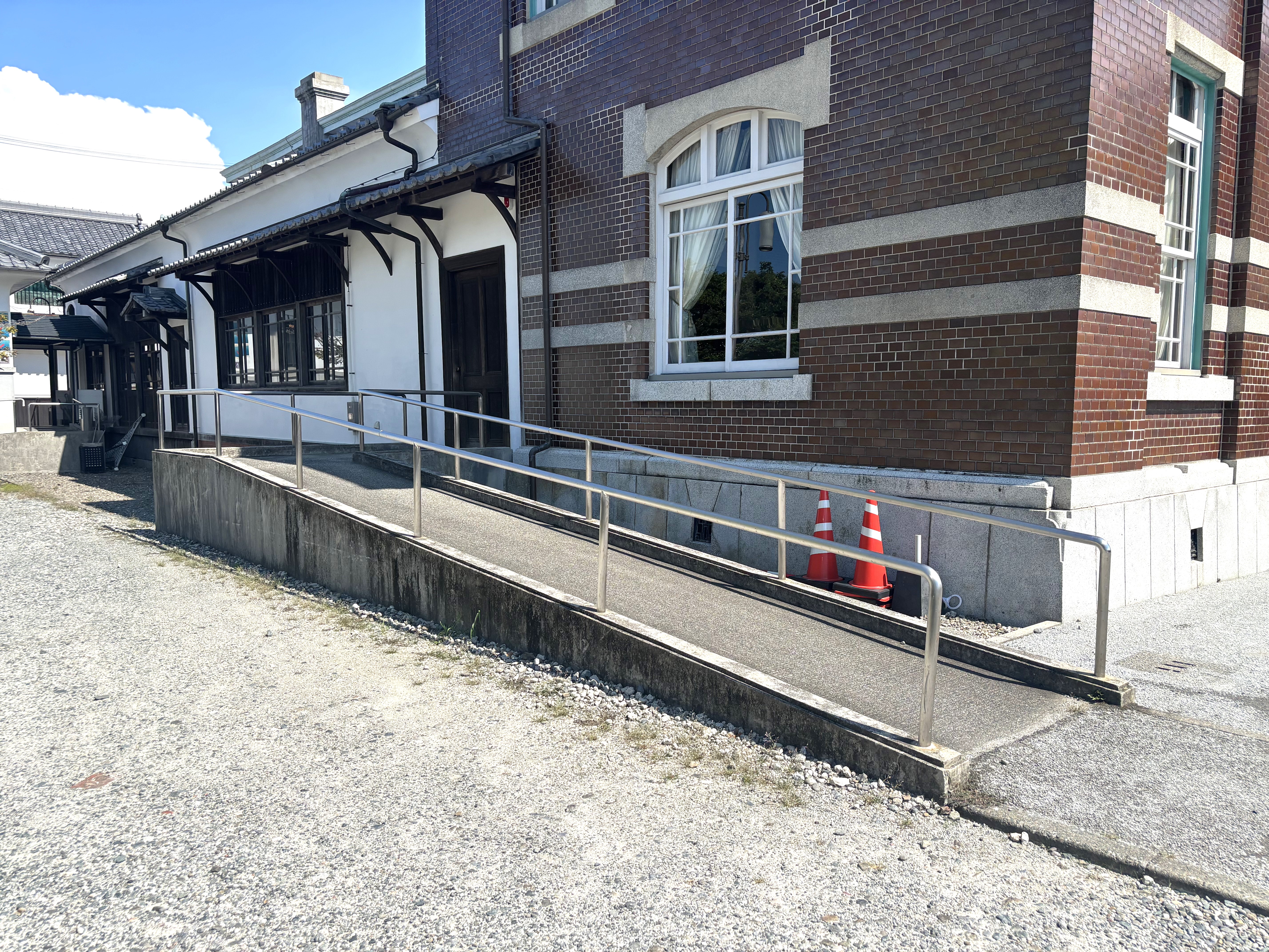 横にスロープがあります