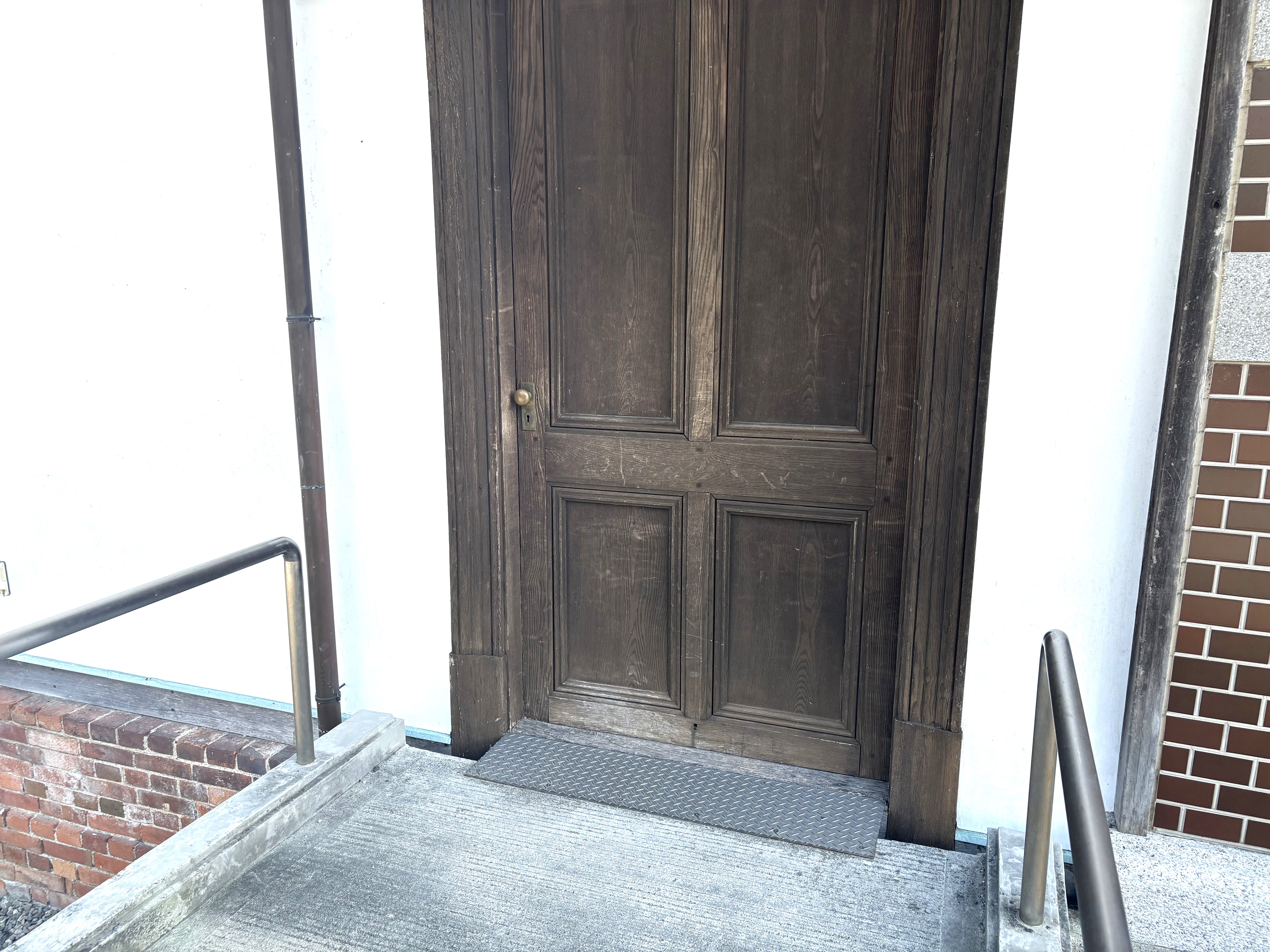 スロープをあがった先の出入口は開き戸です