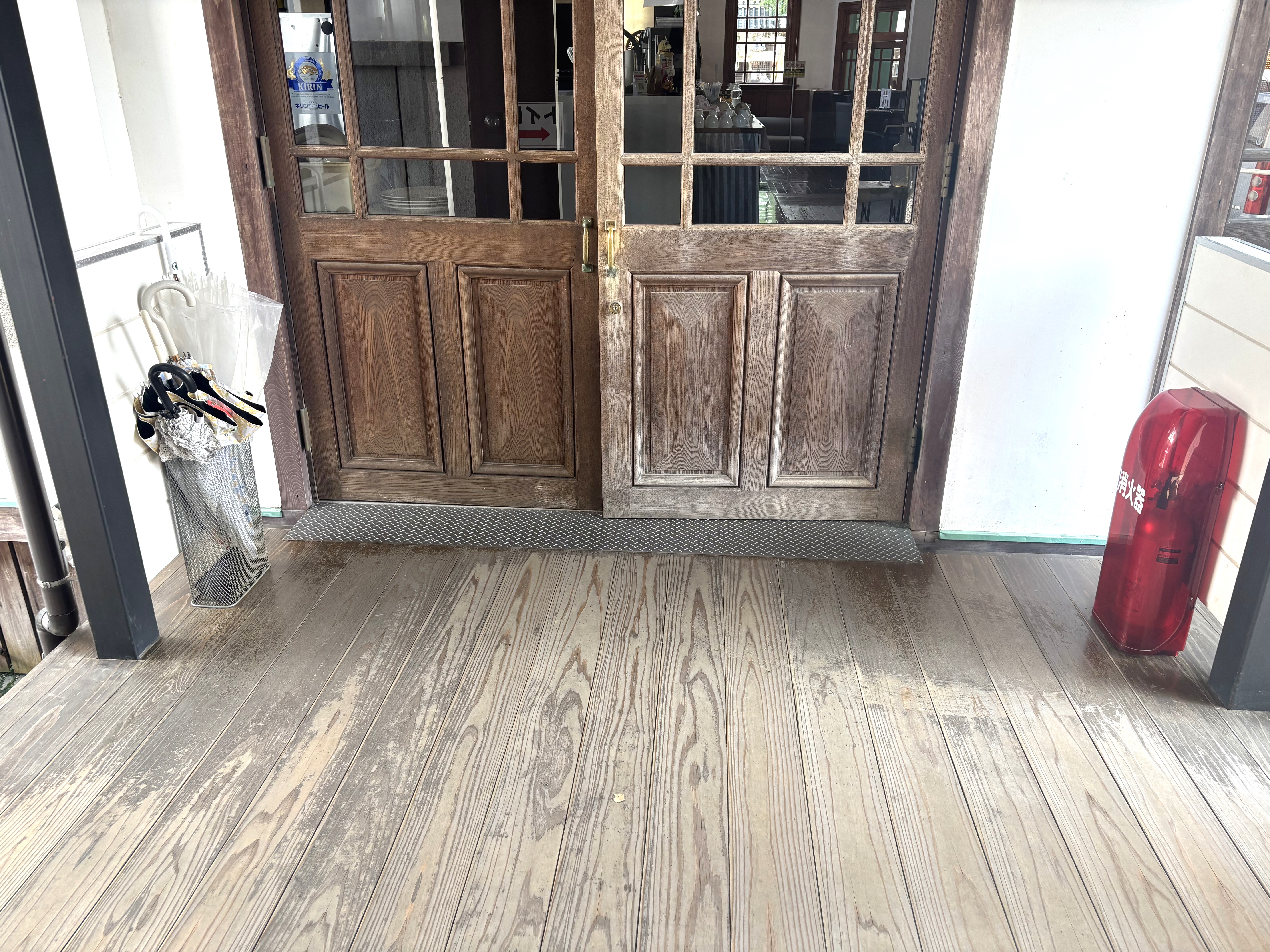 駐車場奥のスロープを上がった先は開き戸の出入口です