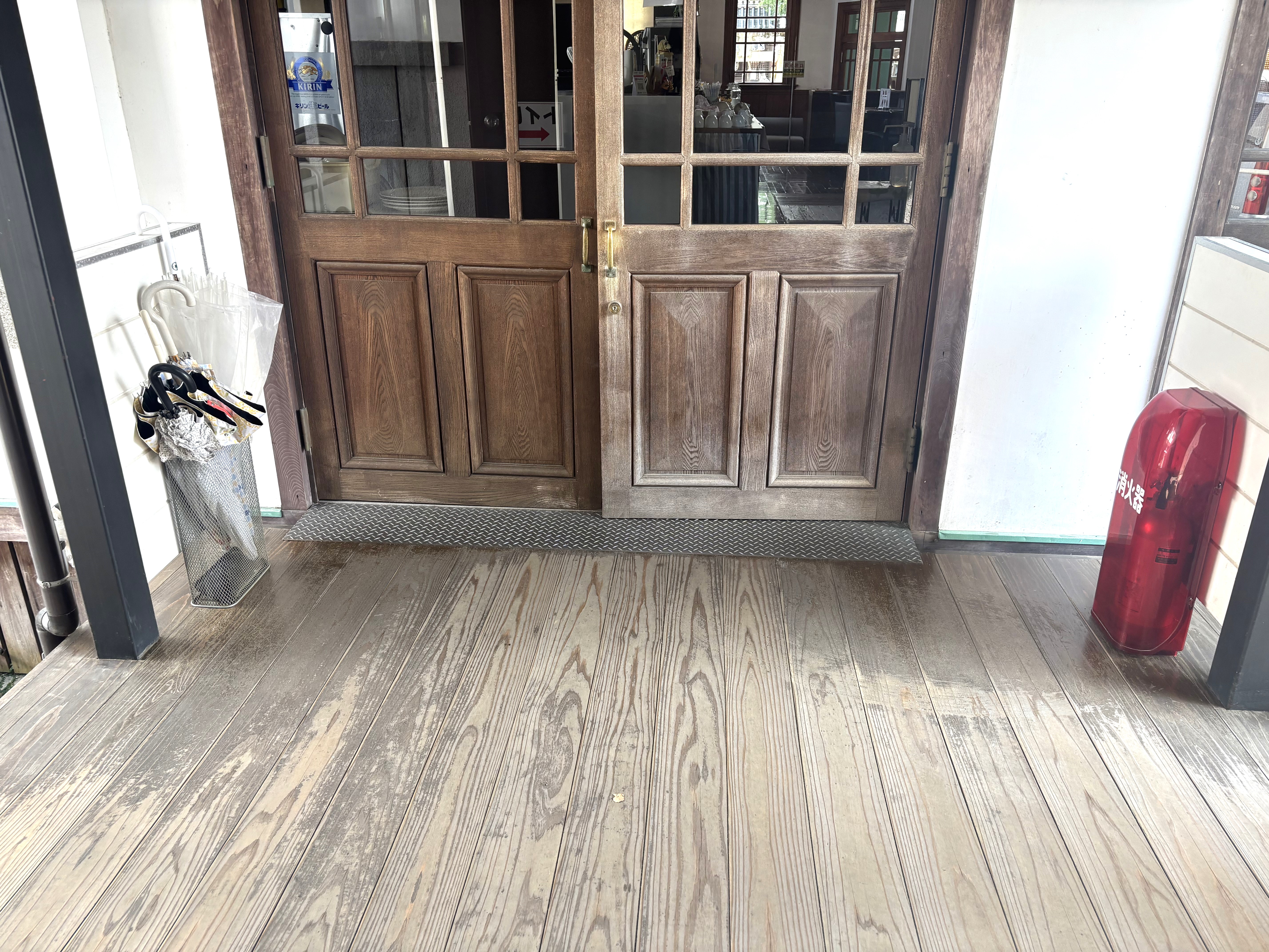 駐車場奥のスロープを上がった先の出入口