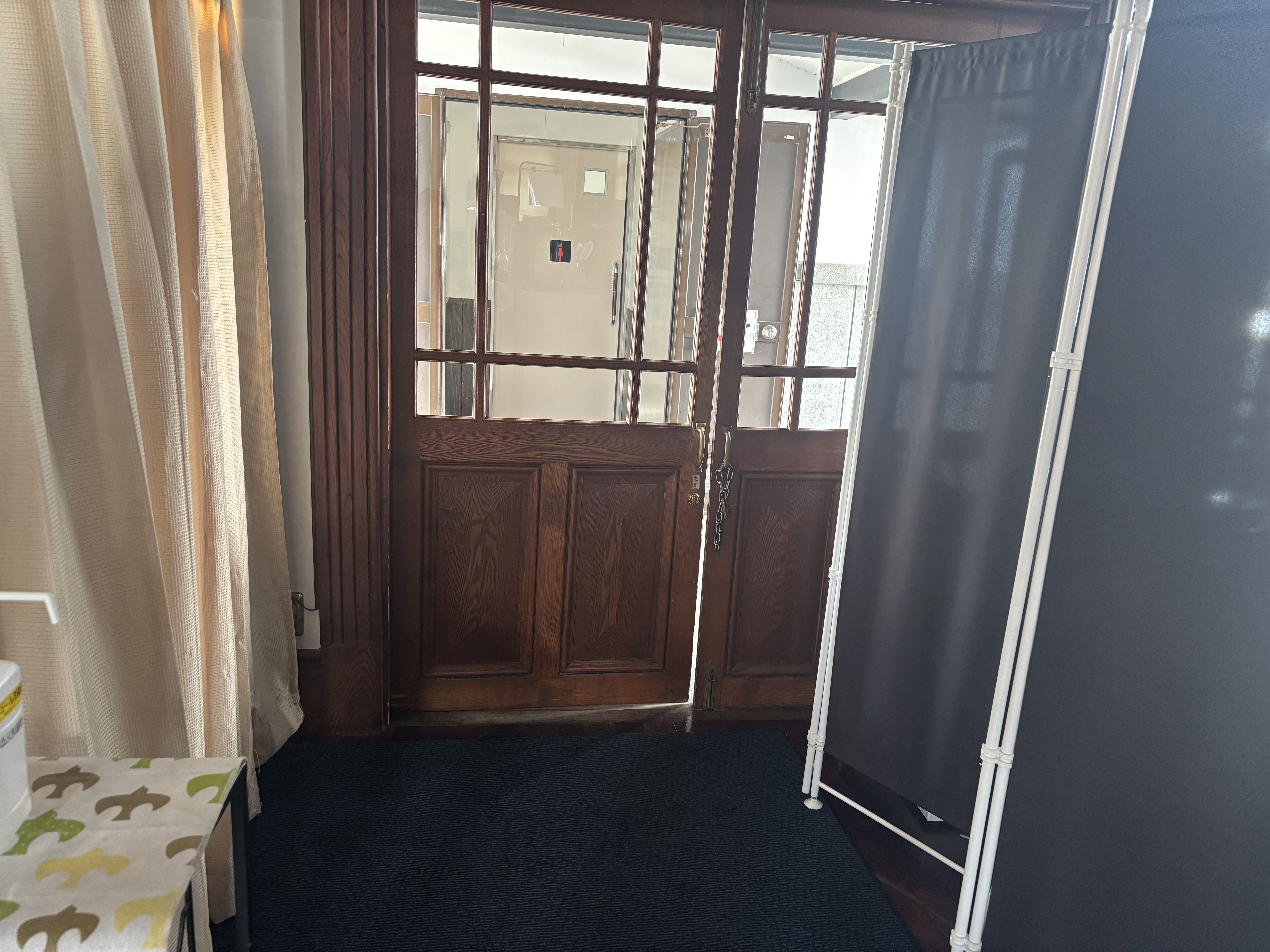 カフェの奥がトイレへの通路です