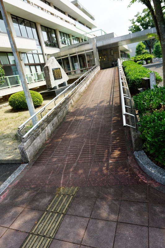 駐車場から庁舎までのスロープ