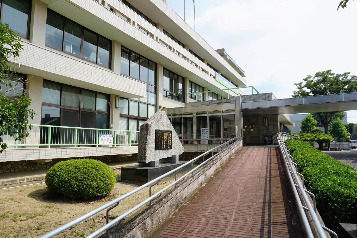 駐車場から庁舎までのスロープ