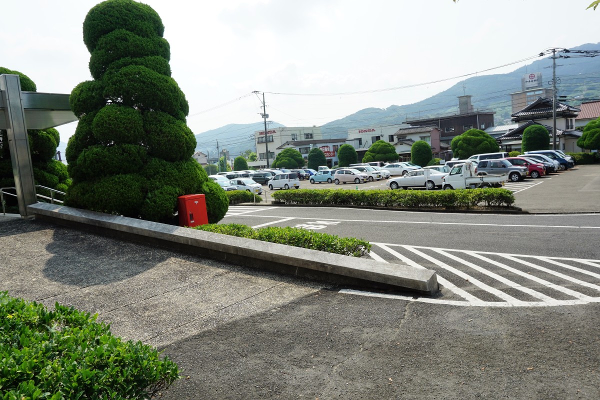 駐車場から庁舎までのスロープ