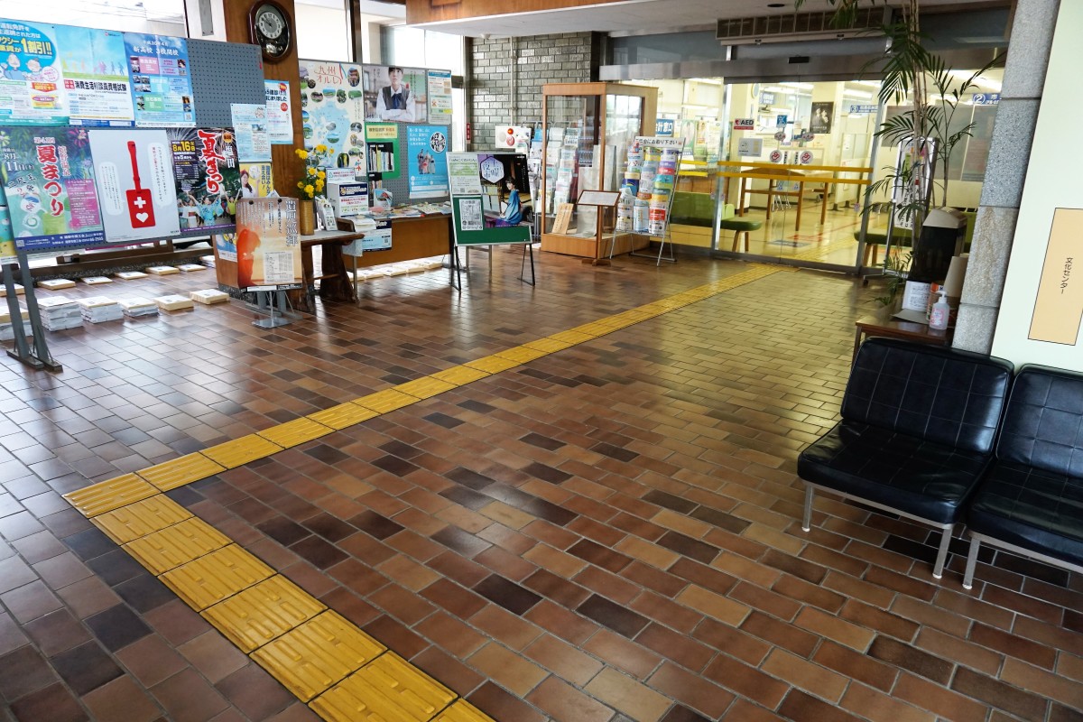 出入り口から庁舎へ