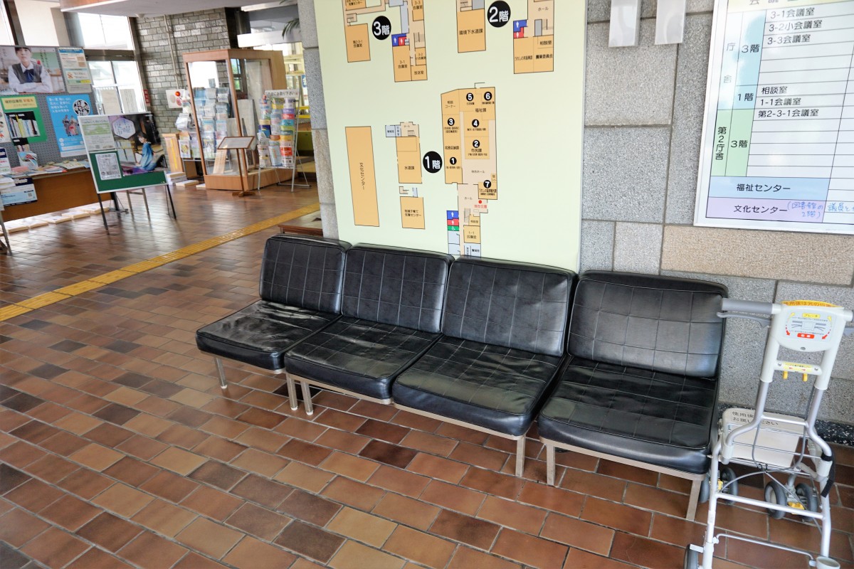 出入り口横いす