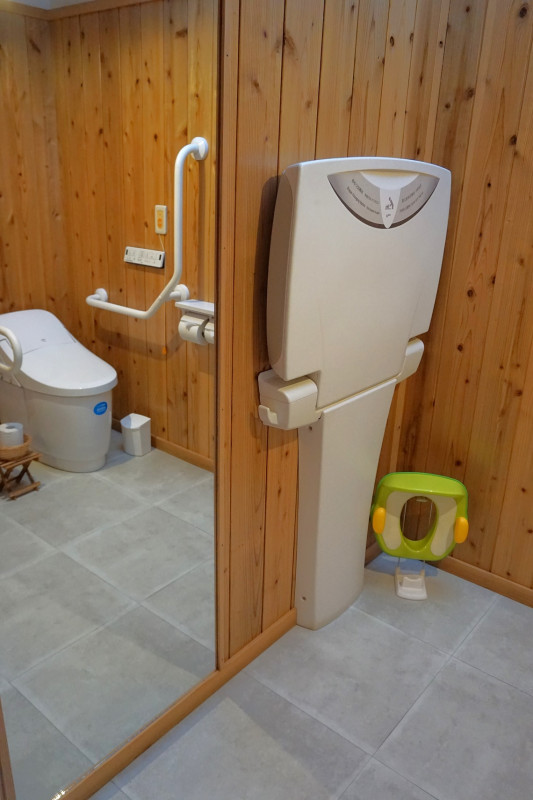 おむつ替えシートとお子様用補助便座