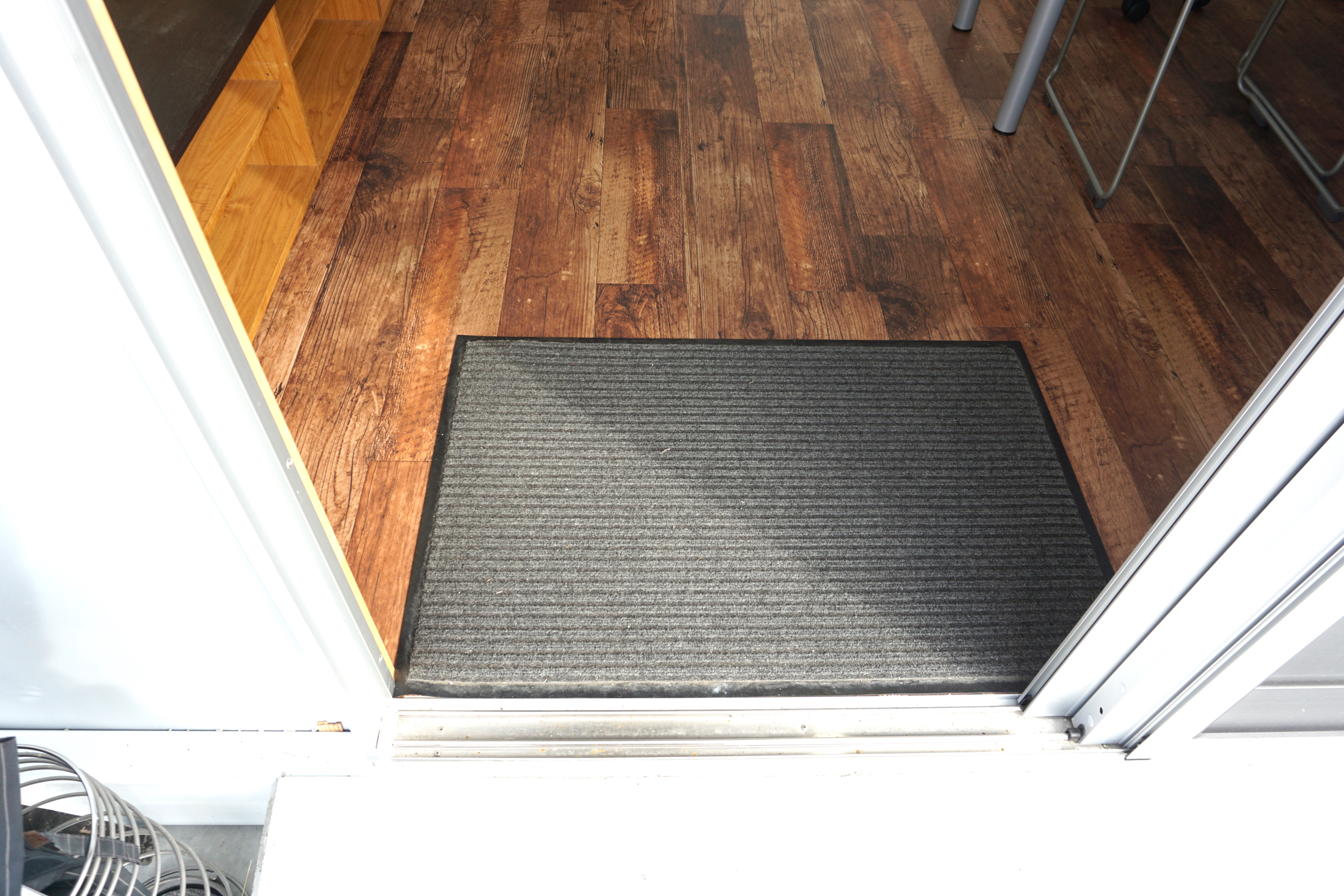 手動の引き戸です