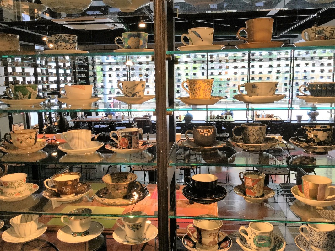 店内にディスプレイされているカップを選んで、ドリンクが飲めます