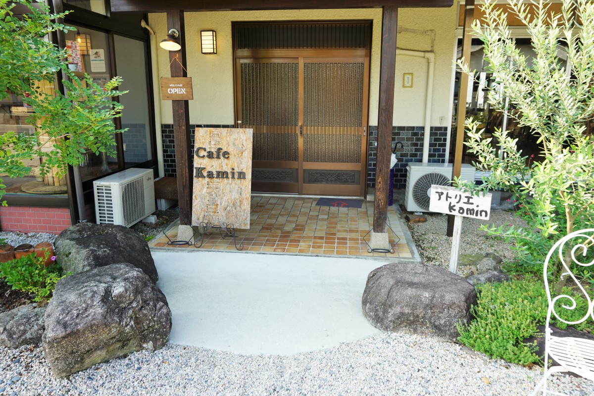 店舗に向かって右側がカフェの入り口