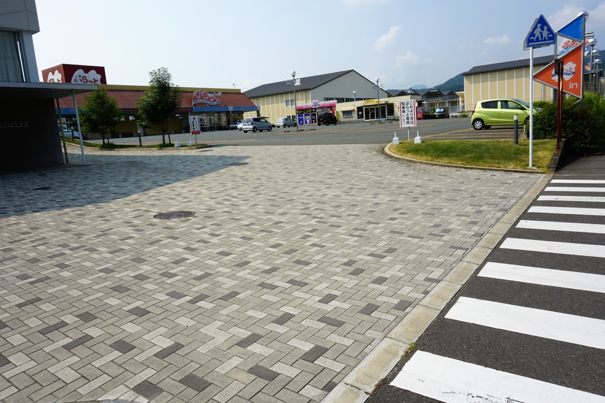 建物北側駐車場への経路