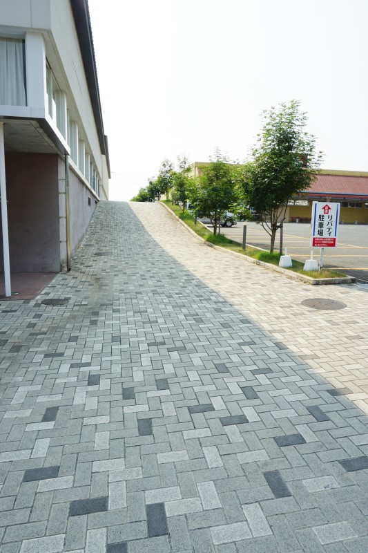 建物北側駐車場への経路