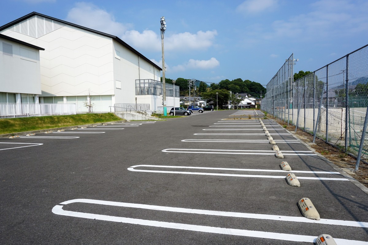 建物北側駐車場