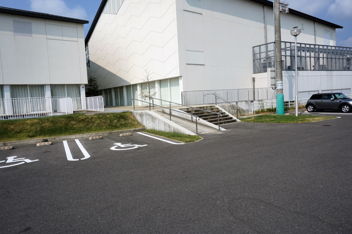 建物北側駐車場 身障者用等駐車場