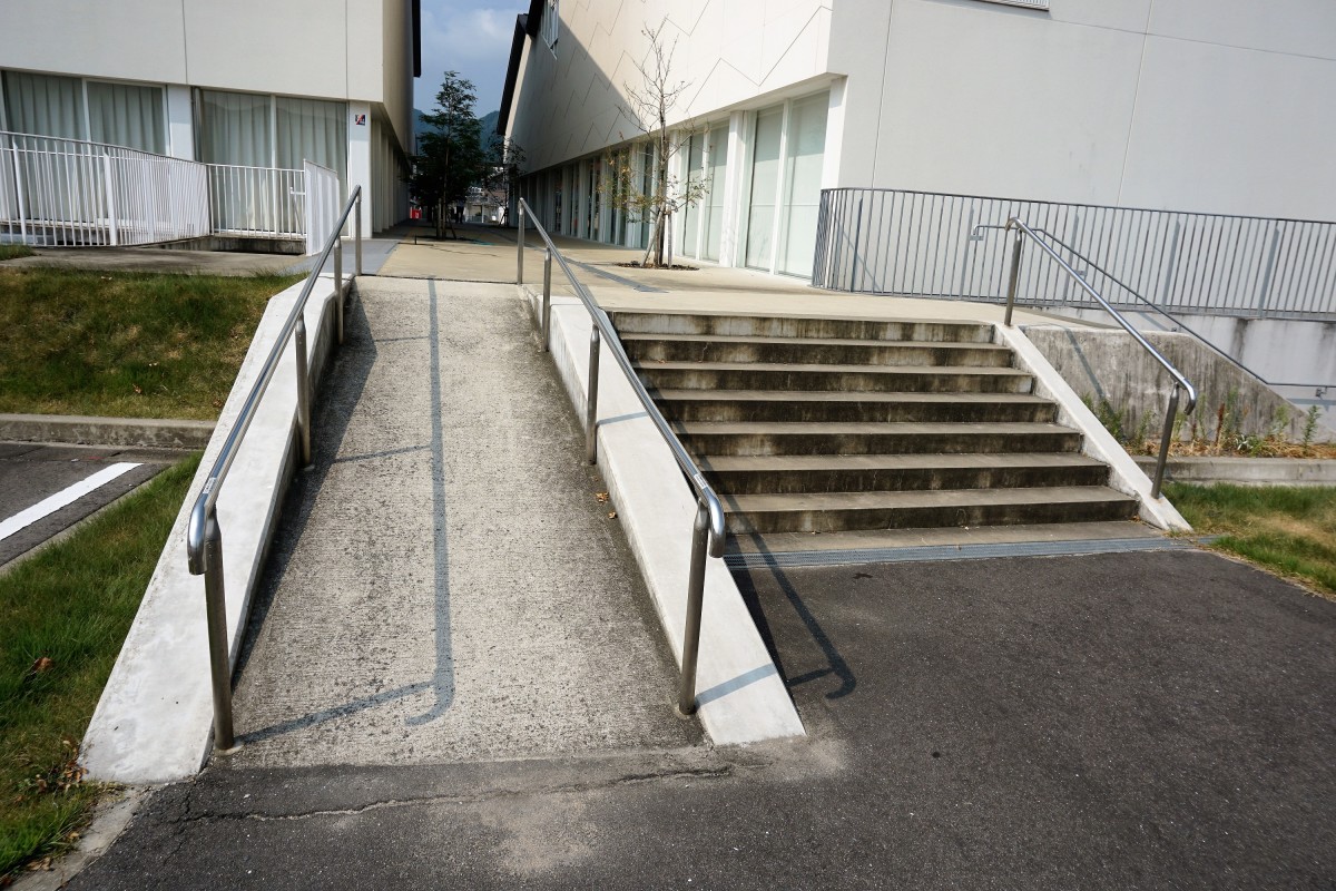 建物北側駐車場からリバティ2階への通路(階段・スロープあり)