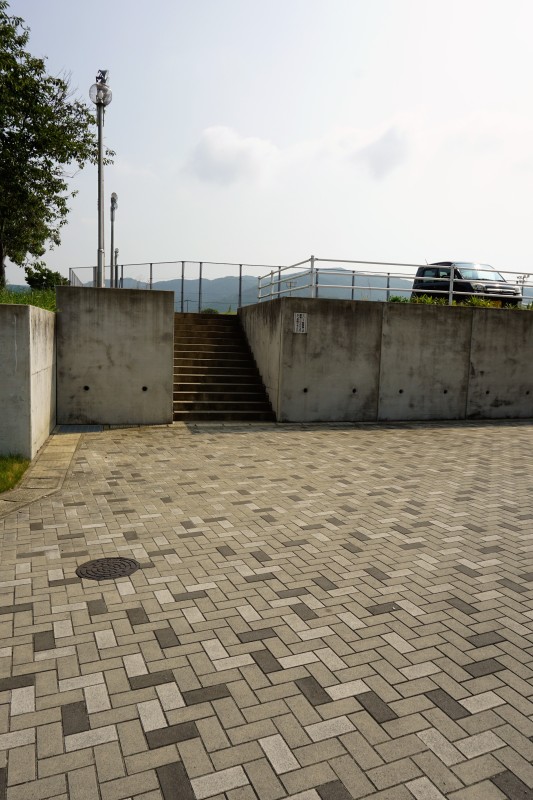 建物北側駐車場からリバティ玄関への通路(階段あり)