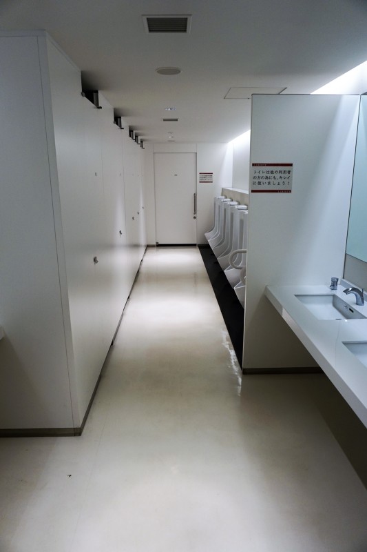 男子トイレ内
