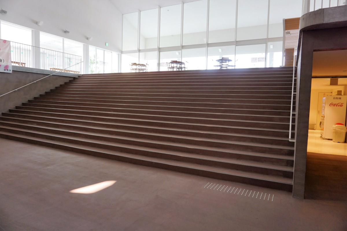 ロビーから2階への階段