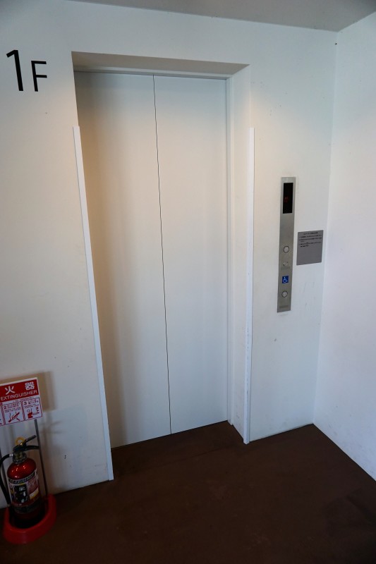 エレベーター(玄関入ってすぐ)