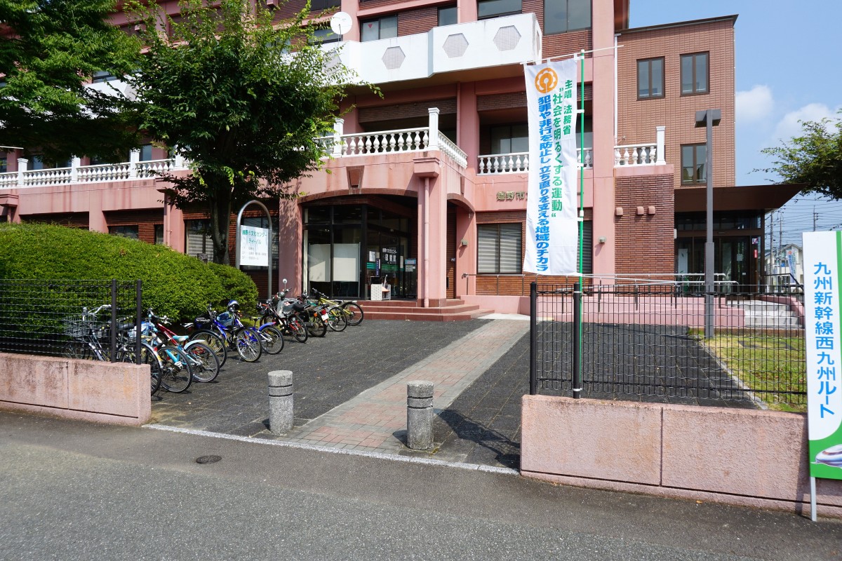 駐車場から出入り口へ