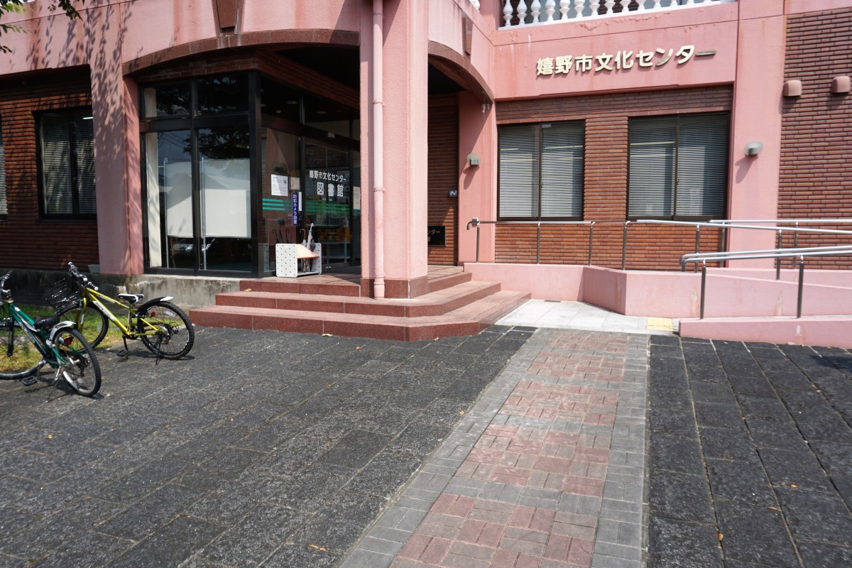 駐車場から出入り口へ(ゆるい坂道)