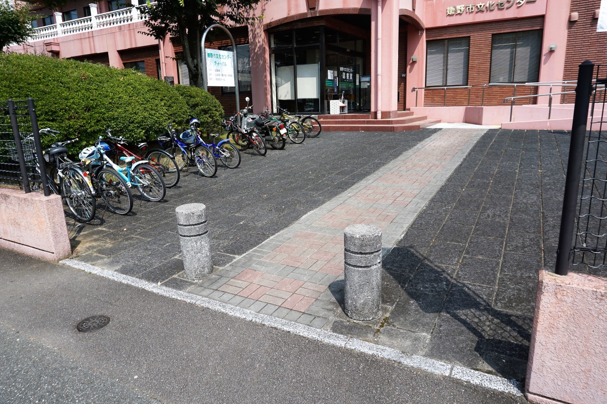 駐車場から出入り口へ(ゆるい坂道)