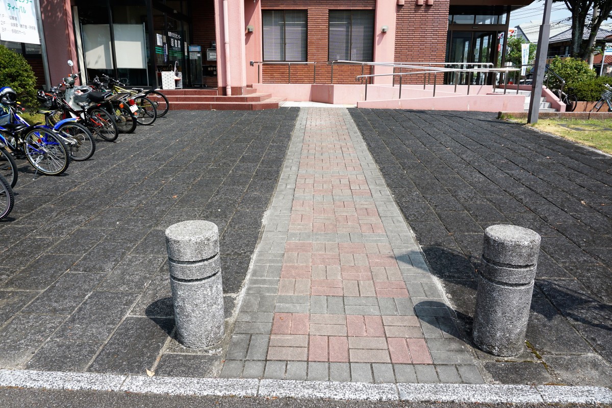 駐車場から出入り口へ(ゆるい坂道)