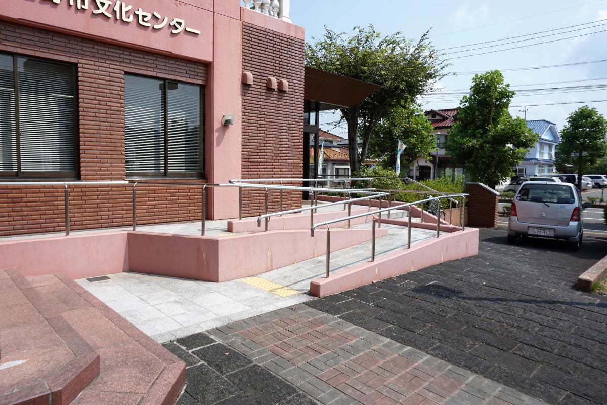 駐車場から出入り口へ(ゆるい坂道)