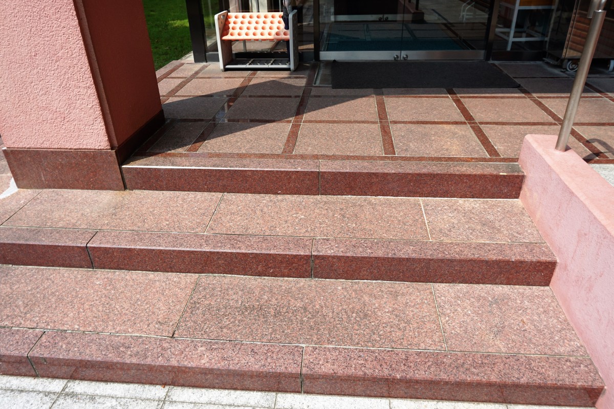 出入り口への階段