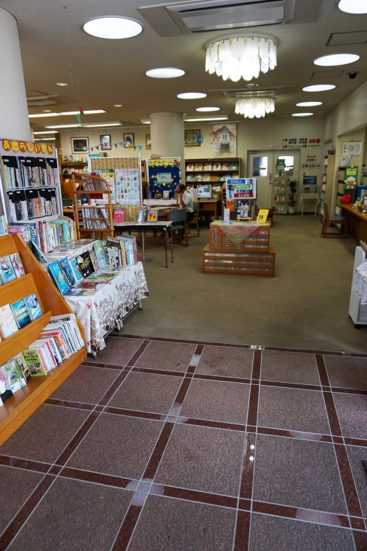 出入り口から図書館内へ