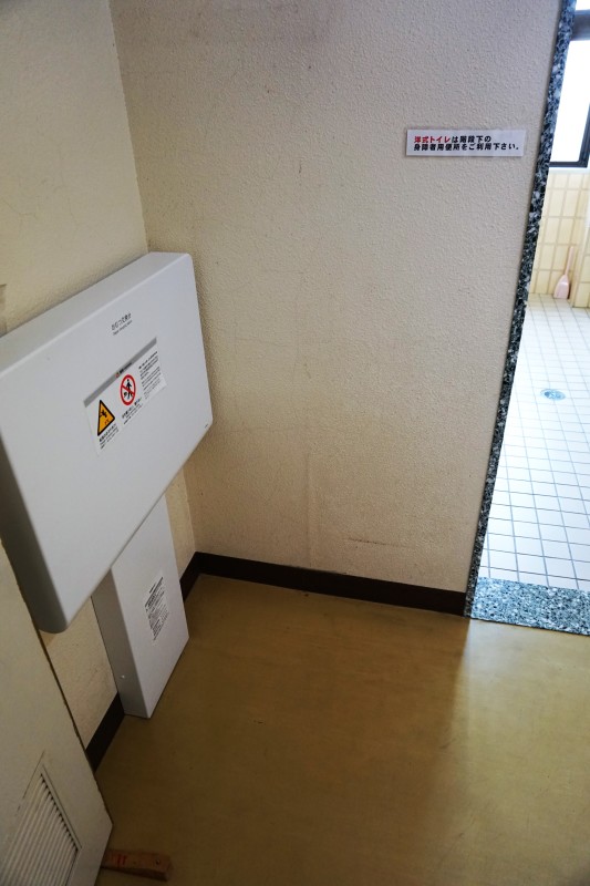 女子トイレ入り口(オムツ交換台)