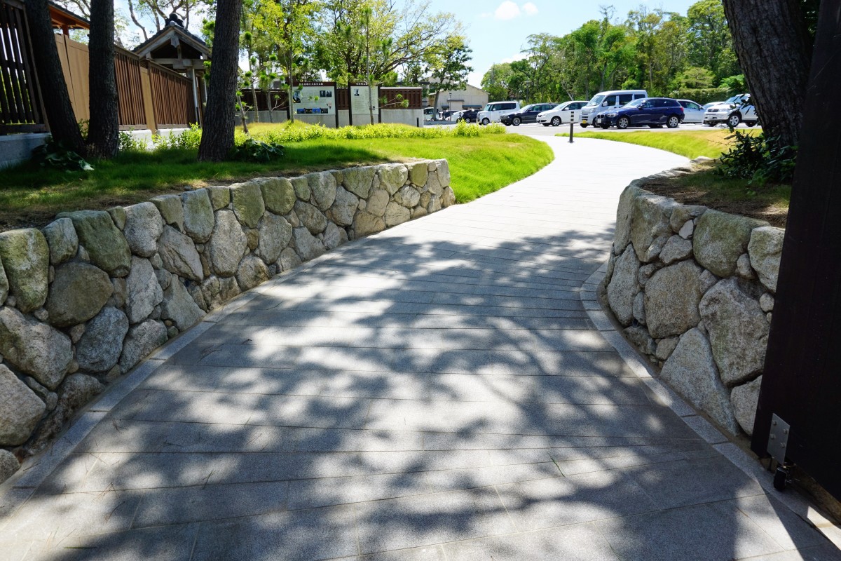 門までの通路(ゆるやかな坂)