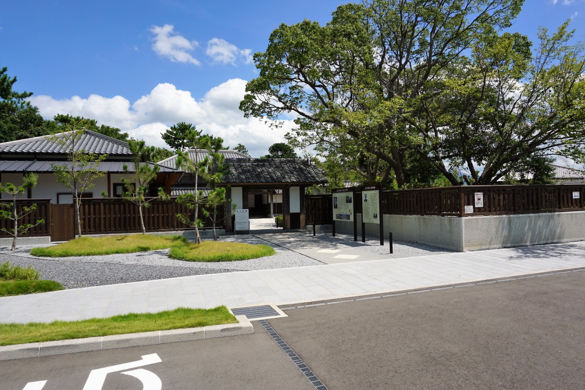 駐車場から門まで