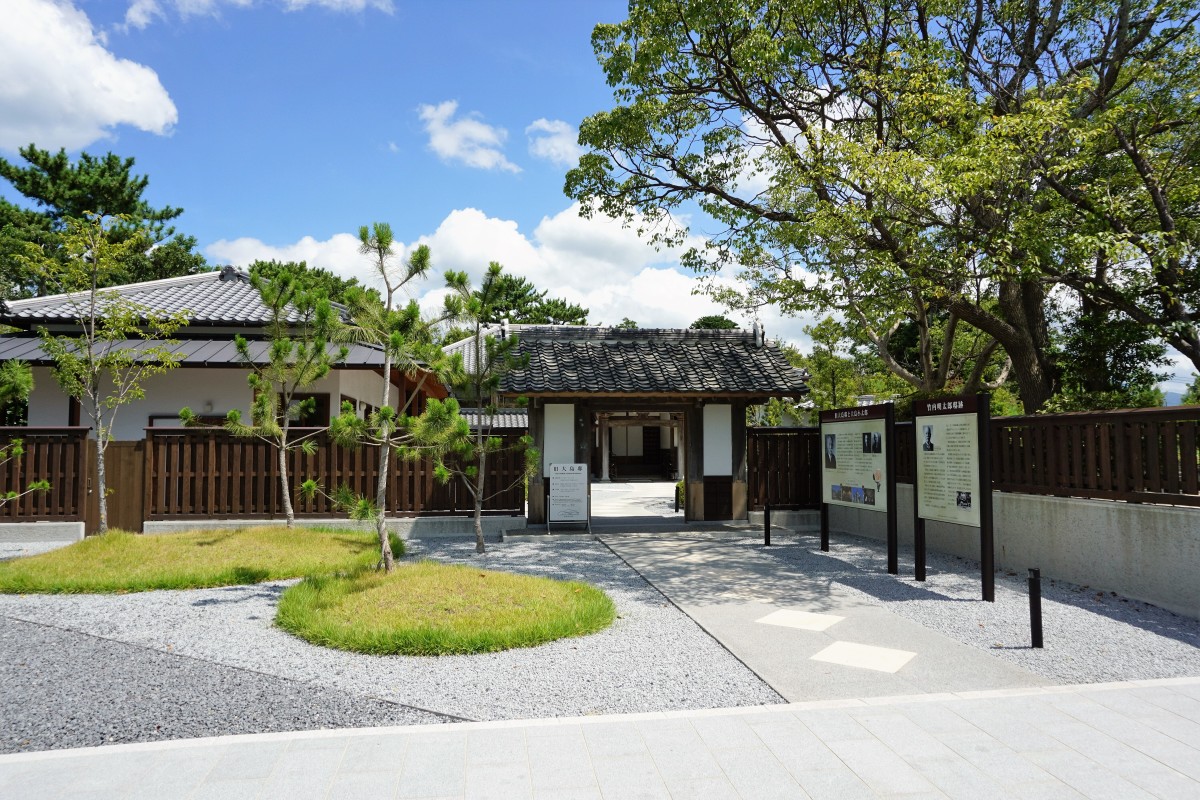 駐車場から門まで