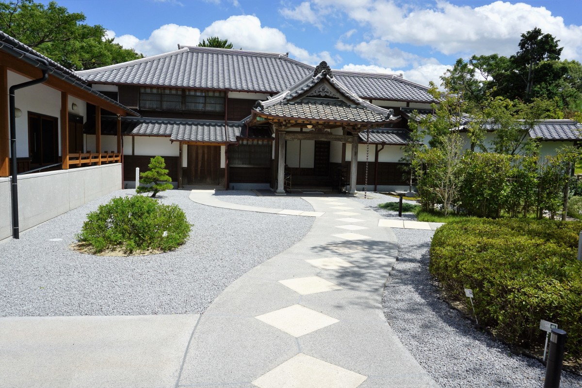 門から施設内へ