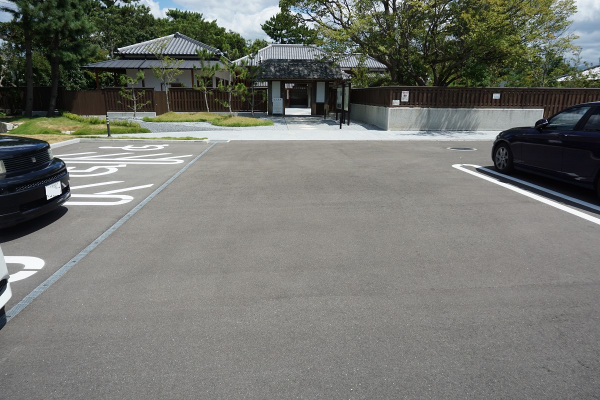 駐車場から門まで