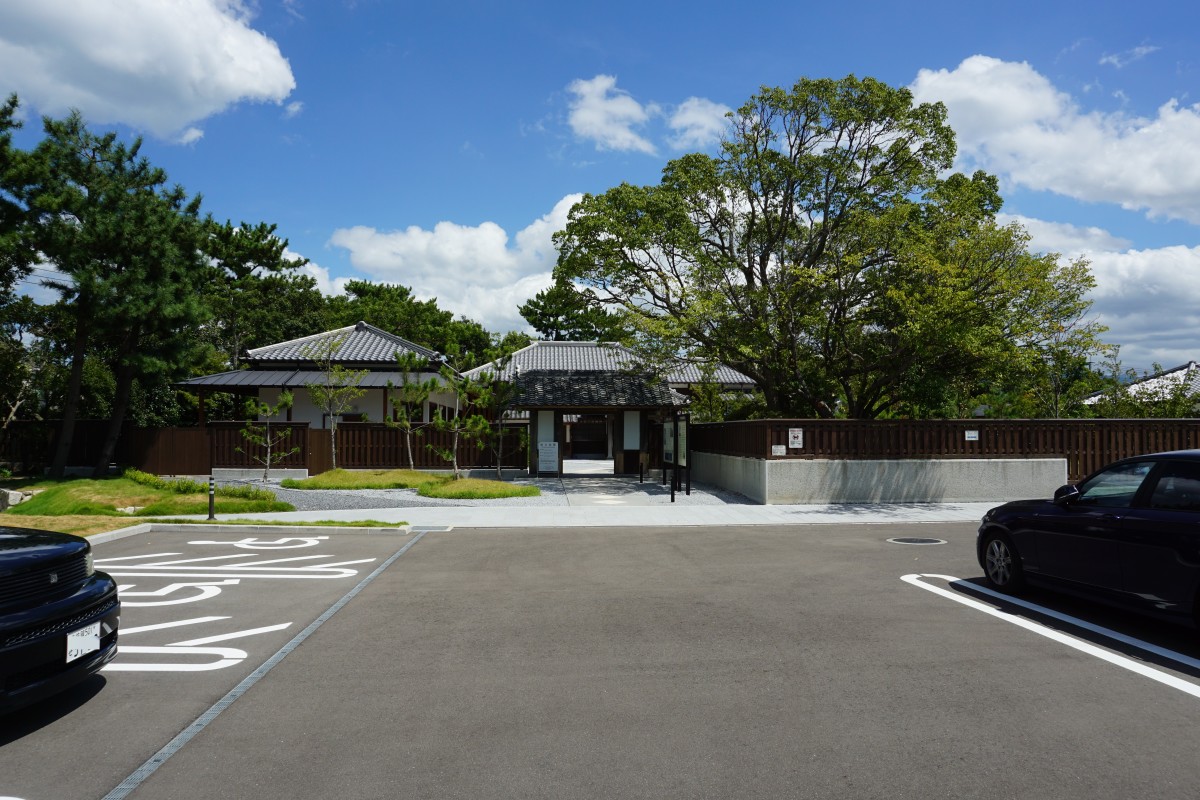 駐車場から門まで